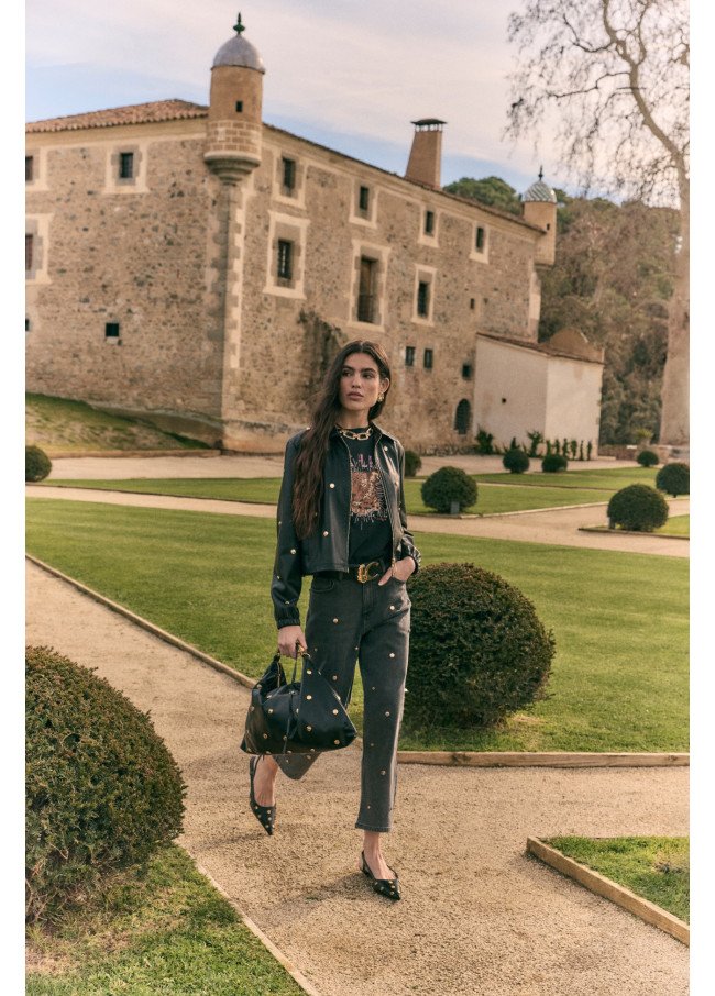 Jeans Reto com Detalhe de Tachas