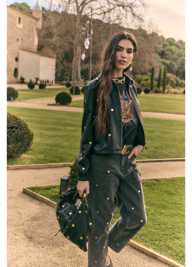 Jeans Reto com Detalhe de Tachas