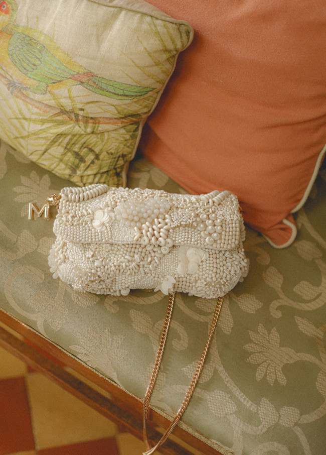 Bolso bandolera con pedrería al tono