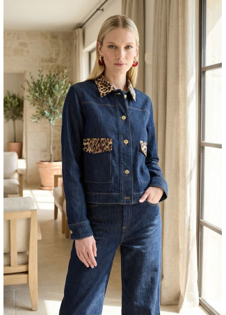 Jaqueta curta de denim com detalhes em colarinho e aba de leopardo