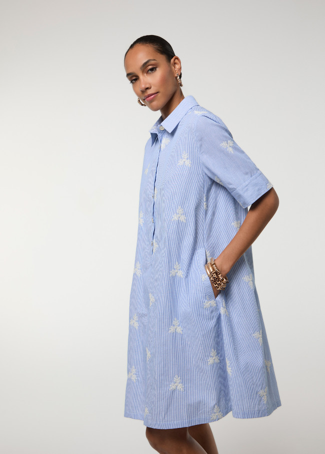 Vestido Listrado Azul Celeste com Flores Bordadas