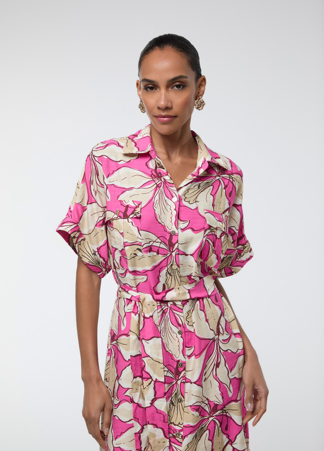 Robe rose à fleurs à manches courtes