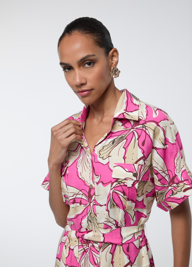 Robe rose à fleurs à manches courtes
