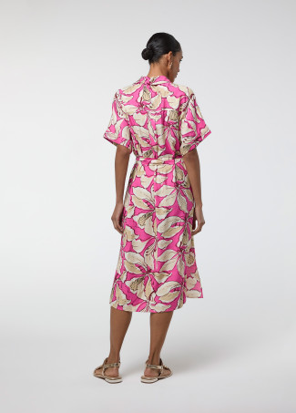 Robe rose à fleurs à manches courtes