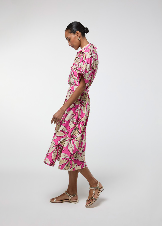 Robe rose à fleurs à manches courtes