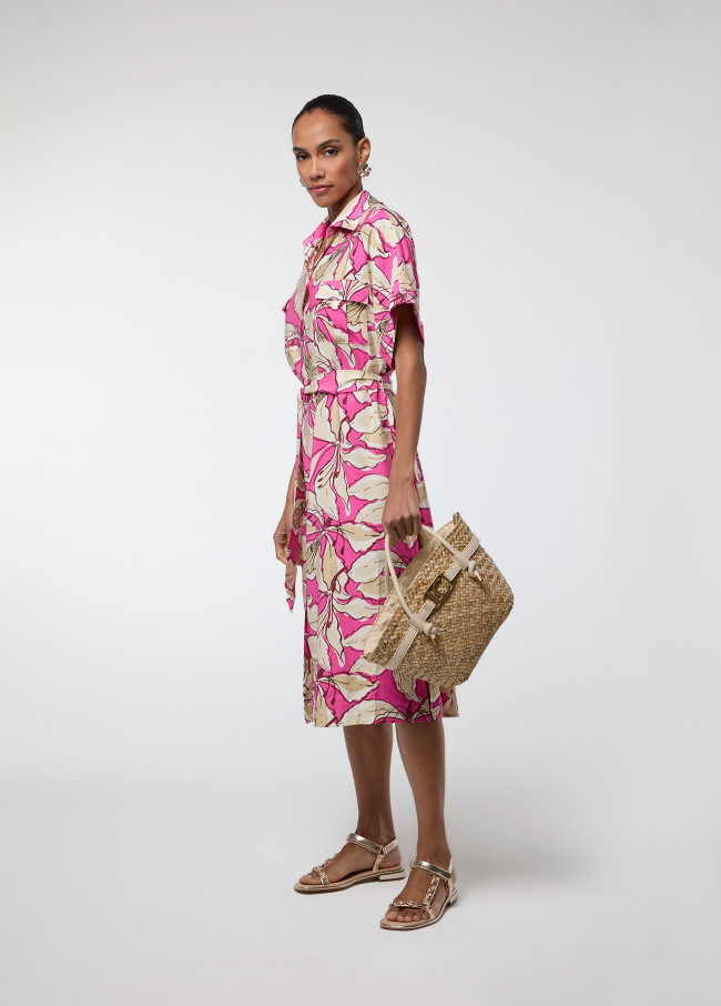 Robe rose à fleurs à manches courtes