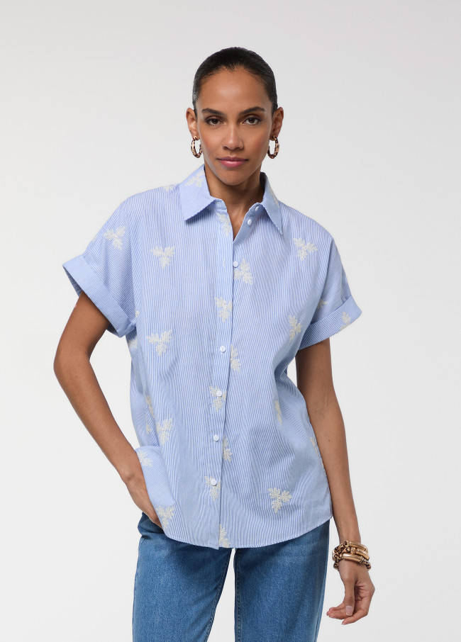 Camicia a Righe Celeste a Maniche Corte con Fiori Ricamati
