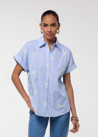 Camisa rayas y flores bordadas