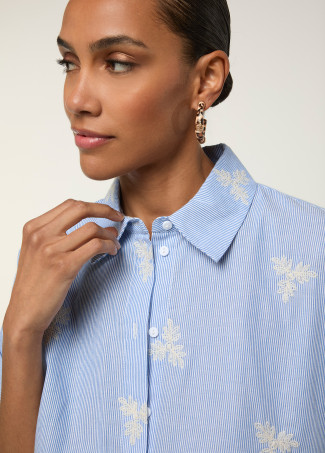 Chemise à Rayures Ciel à Manches Courtes avec Fleurs Brodées