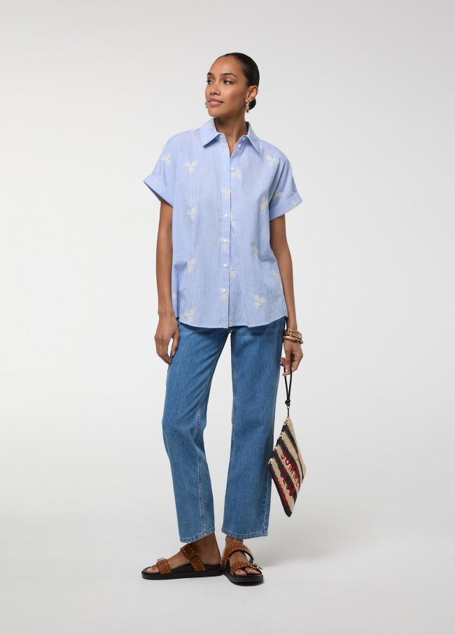 Camisa rayas y flores bordadas
