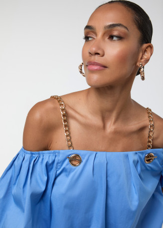 Top blu con spalline a catena