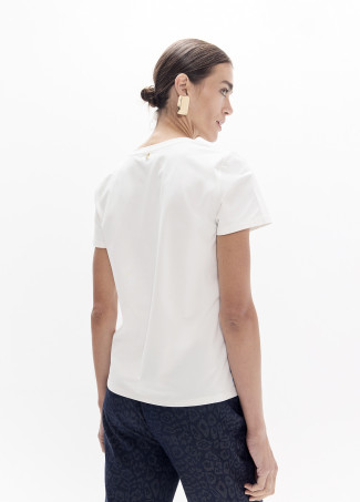 V-neck T-shirt with side slits and side graphic: leopard 'be wild'