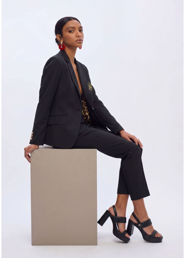 Blazer aderente con tasche a risvolto