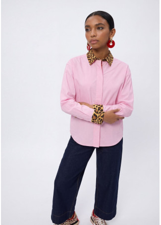 Camisa rosa con estampado animal