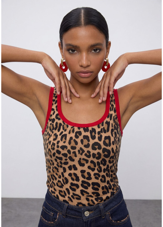 Top con rib a contraste rojo