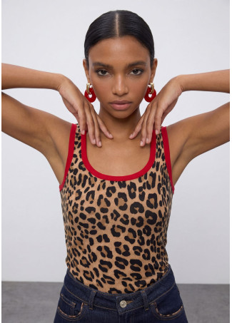 Top con rib a contraste rojo