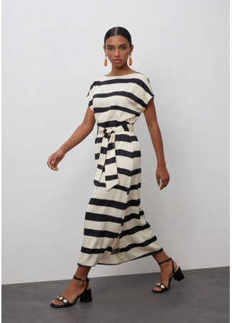 Vestido satinado de rayas en blanco y negro