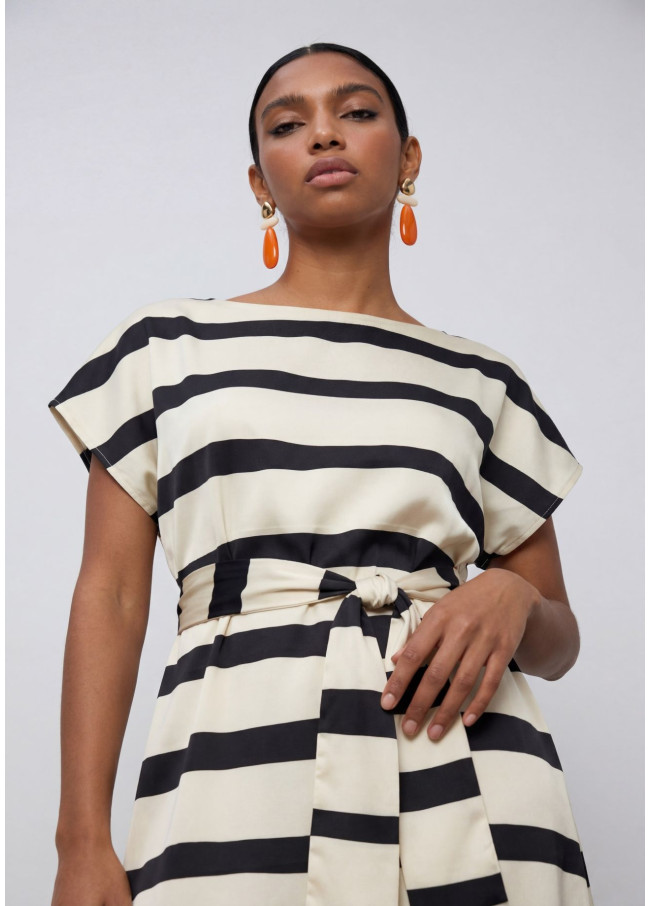 Vestido satinado de rayas en blanco y negro
