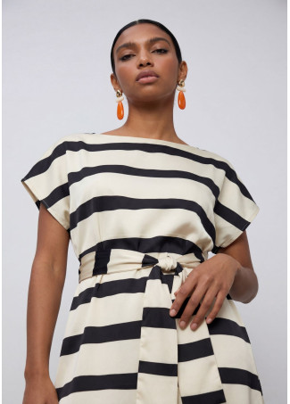 Vestido satinado de rayas en blanco y negro