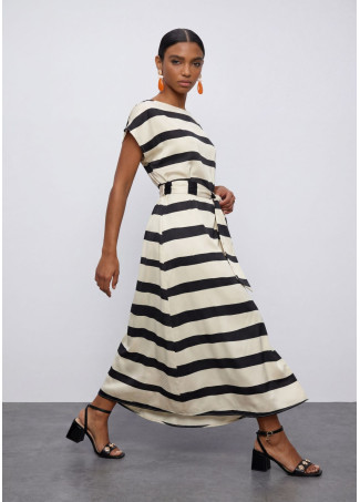 Vestido satinado de rayas en blanco y negro