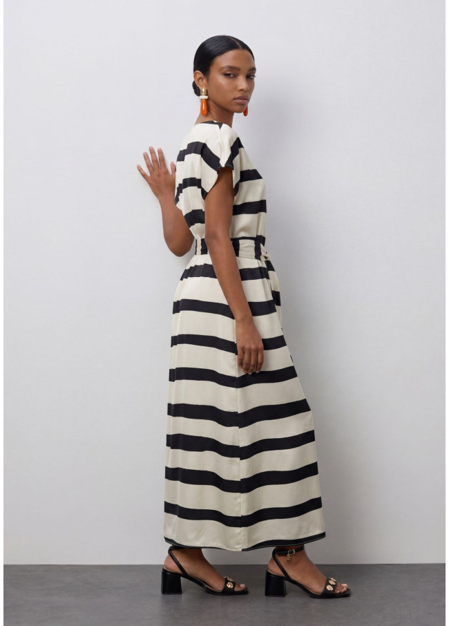 Vestido satinado de rayas en blanco y negro