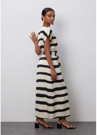 Vestido satinado de rayas en blanco y negro