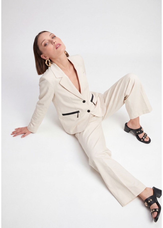 Taillierter Blazer mit Lackierten...