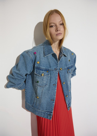 Cazadora denim con tachas de colores