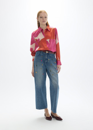 Denim recto con tachas a colores