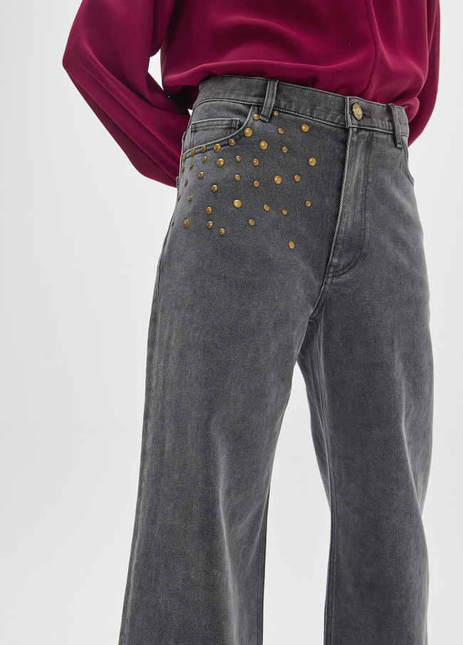 Jeans Fit Carrot com Detalhe de Tachas