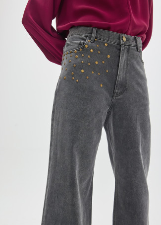 Jeans Carrot Fit mit Nieten-Details