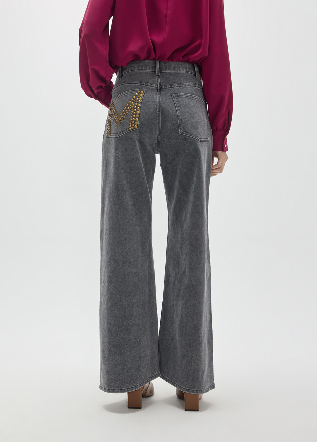 Jeans Fit Carrot com Detalhe de Tachas