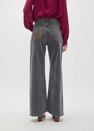 Jeans Fit Carrot com Detalhe de Tachas