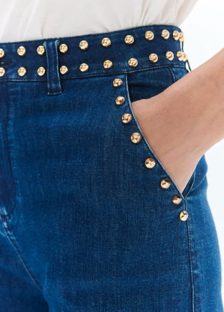 Jean flare avec clous à la taille et poches avant