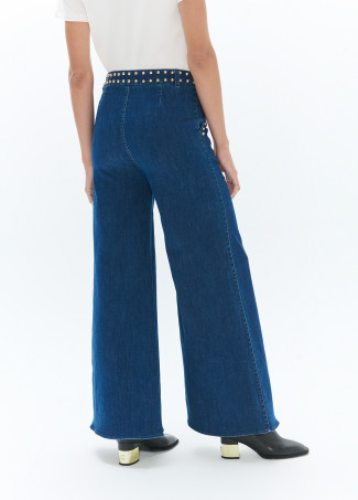 Jean flare avec clous à la taille et poches avant