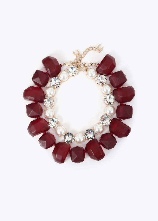 Collar doble con perlas y piezas resina granate