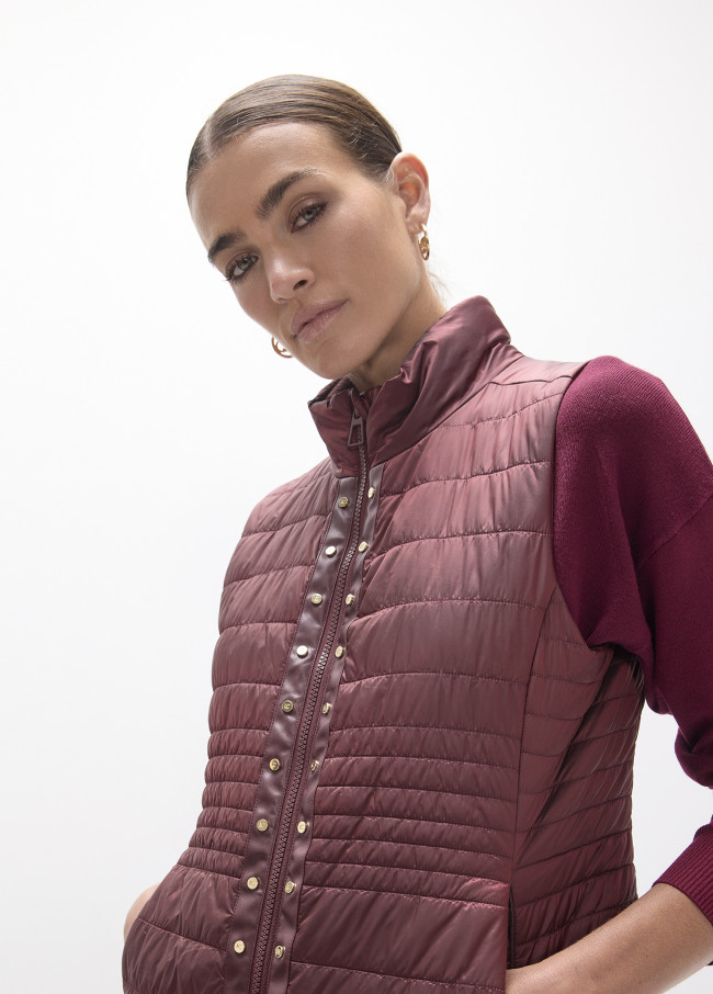 Colete Curto Acolchoado em Nylon com Tachas