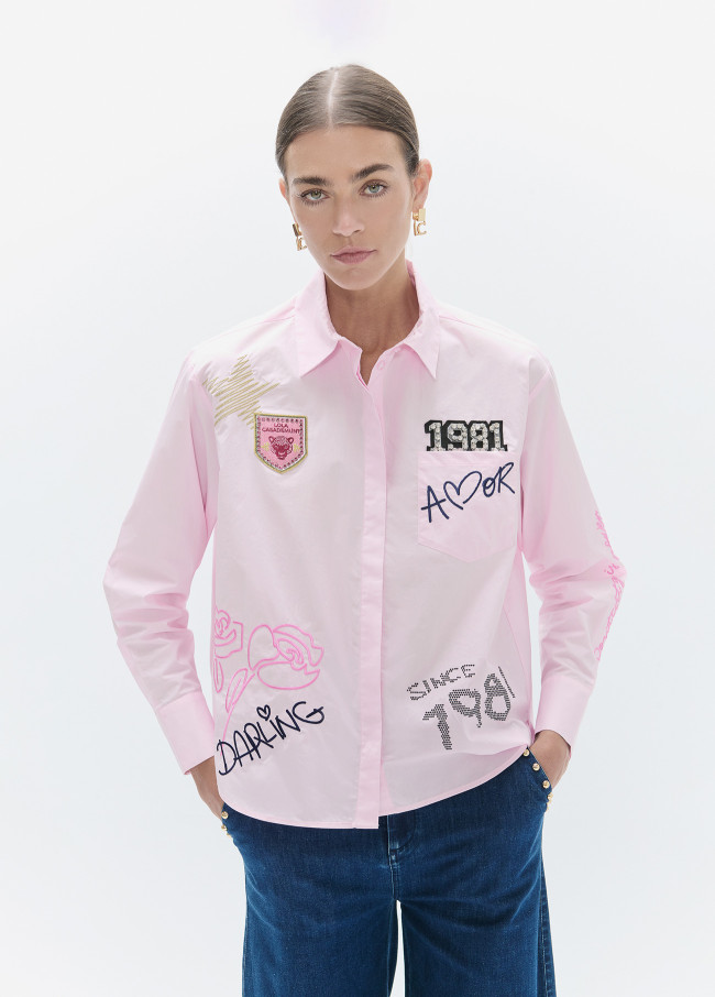 Camisa con bordados y parches