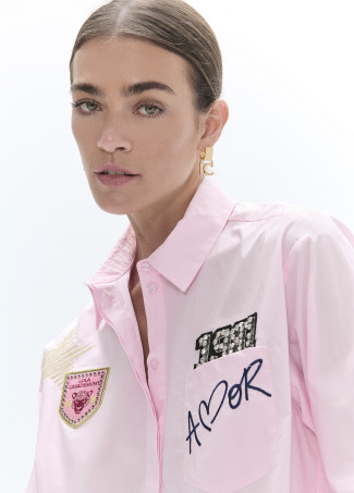 Camisa con bordados y parches