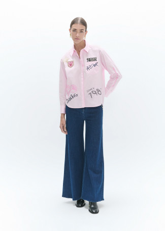 Camisa con bordados y parches