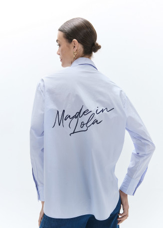Camisa con bordados y parches