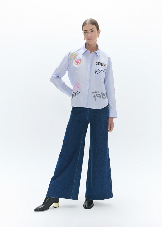 Camisa con bordados y parches