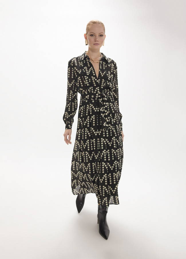 Langes Plisseekleid mit Monogramm-Pünktchenmuster
