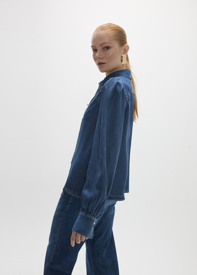 Camicia in Denim con Borchie Dorate e Dettaglio...