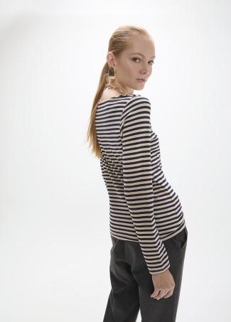 Langarmshirt mit U-Boot-Ausschnitt, gestreiftes Gewebe mit Lurex-Detail.