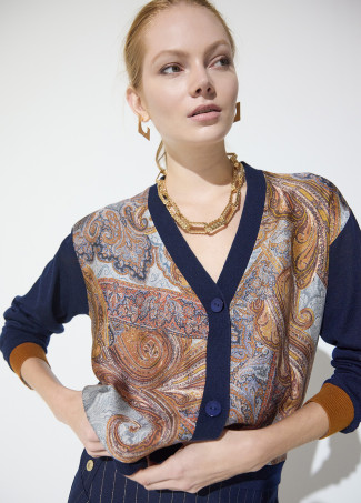 Cardigan bimateria con stampa e contrasti