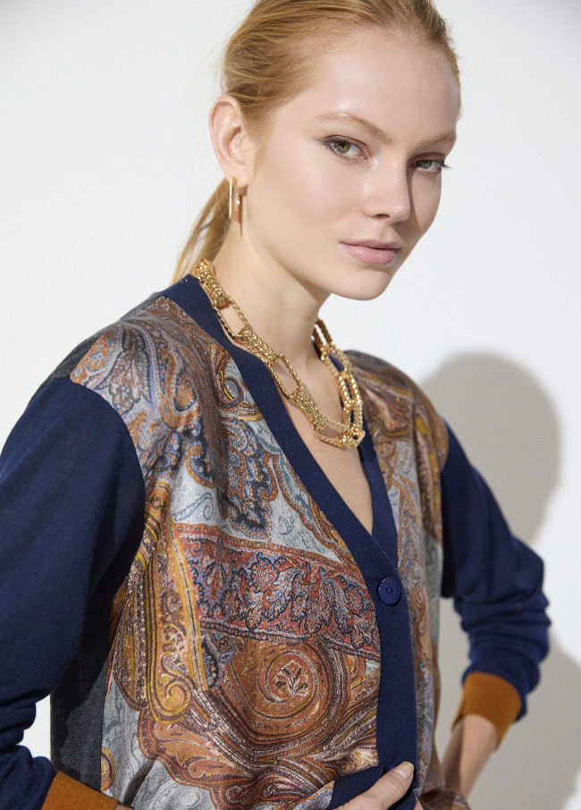 Cardigan bimateria con stampa e contrasti