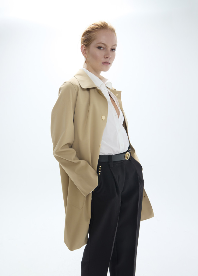 Technischer Trenchcoat mit Laserschnitt