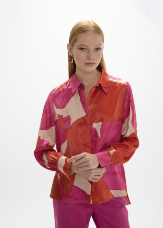 Camisa colares vermelhos floral grande