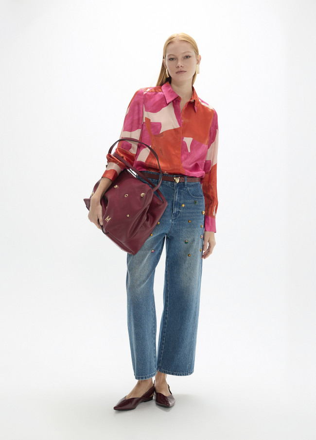 Hemd mit großen roten Blumenkollars